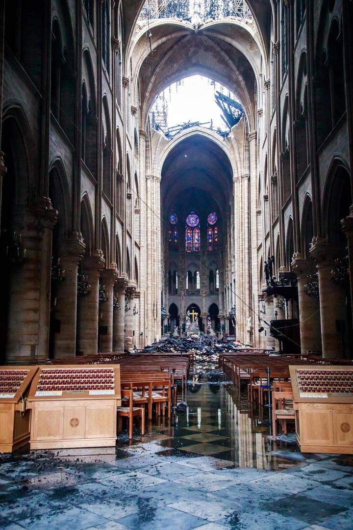 Promete Macron reconstruir a Notre Dame en cinco años