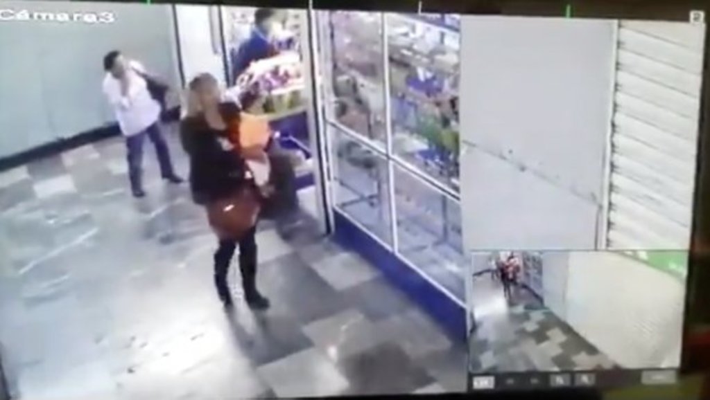 Captan en video a mujer que roba niña
