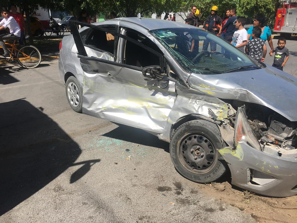 Autobús arrastra vehículo particular en Torreón; niño resultó lesionado de gravedad