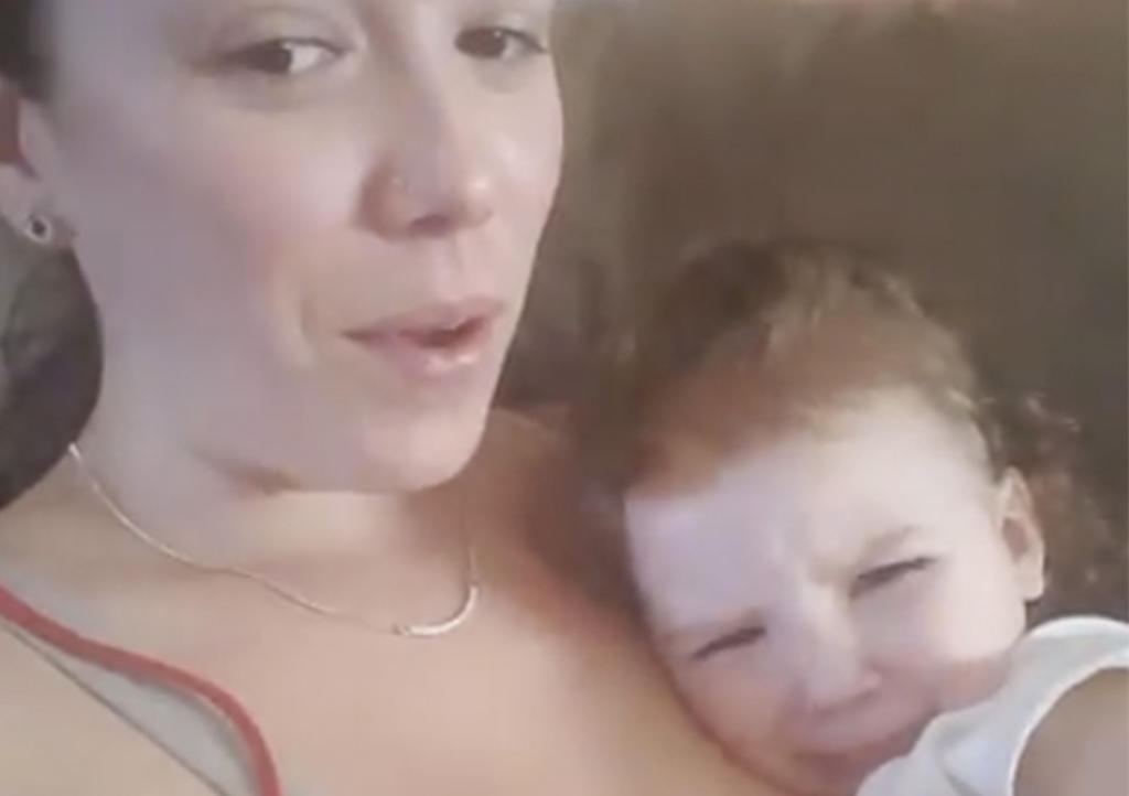 VIRAL: La reacción de una bebé al escuchar a su mamá cantar