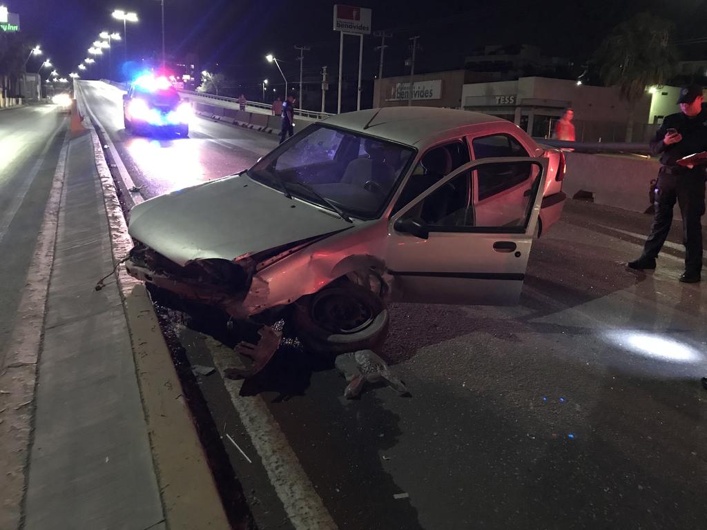 Conductor destroza su auto y huye en Monclova