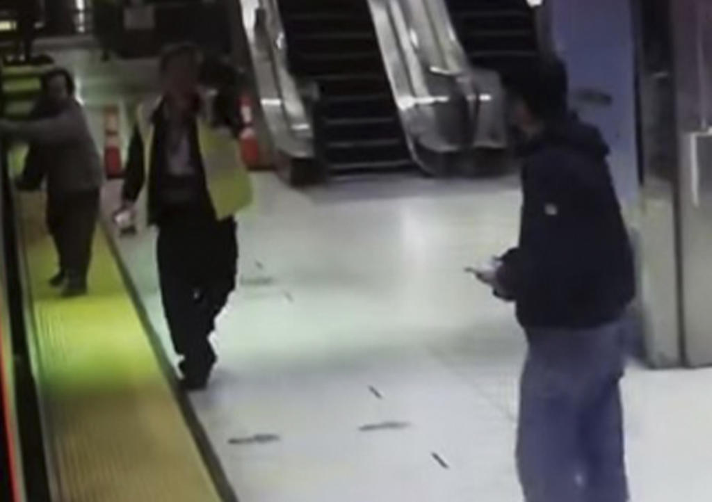 Mujer es arrastrada por metro al atascarse entre puertas