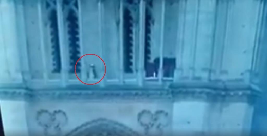 VIRAL: Captan a hombre caminando en Notre Dame durante incendio