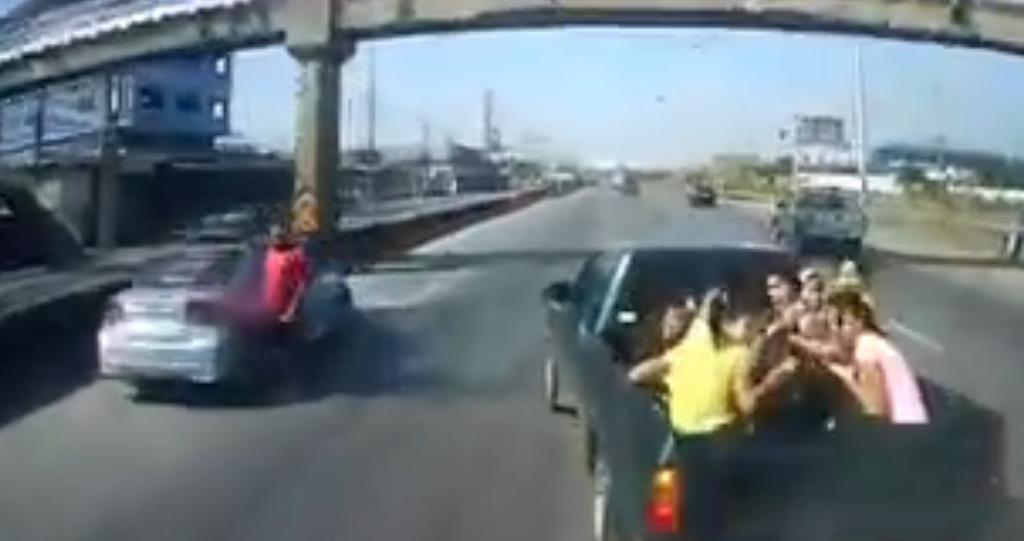 Mujeres salen volando de pick up al impactarse con otro vehículo