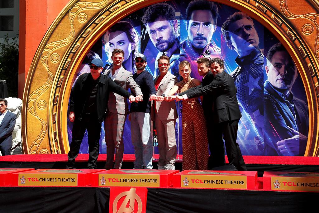 Actores de Avengers dejan sus huellas en el Paseo de la Fama