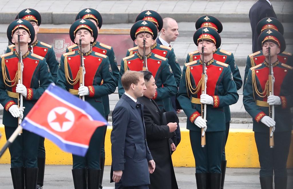 Kim Jong-un llega a Vladivostok; es recibido con honores militares