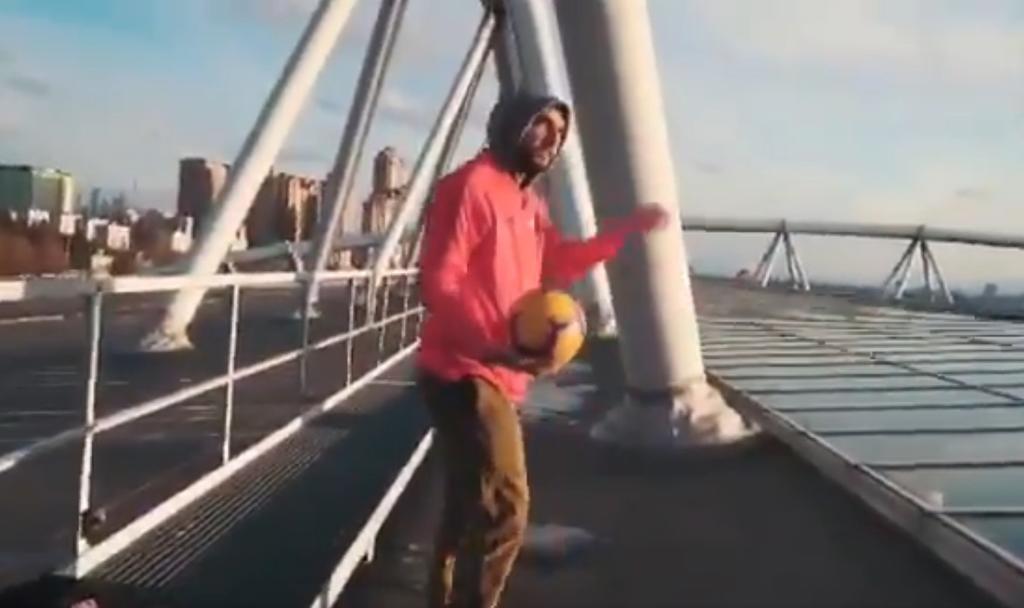Futbolista ruso anota dos increíbles goles desde el techo del estadio
