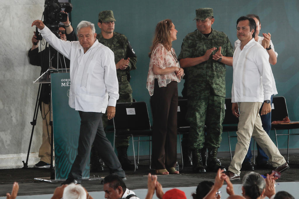 'Habrá justicia para Minatitlán', promete López Obrador