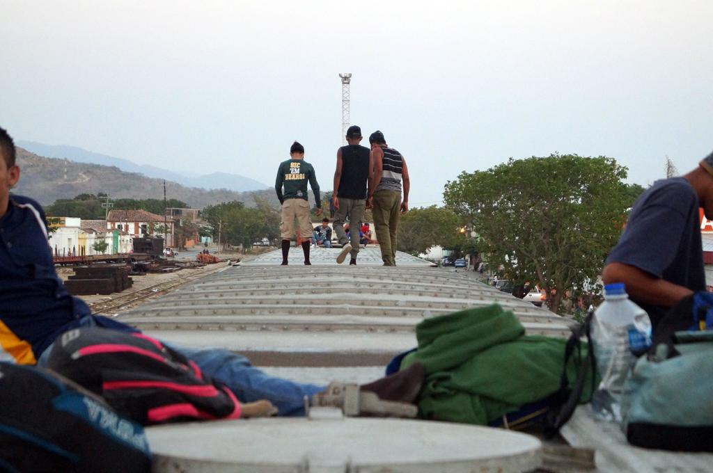 Migrante resulta lesionado tras caer de 'La Bestia' en Chiapas
