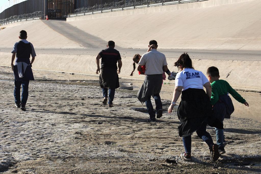 Denuncia EUA que migrantes forman familias falsas para cruzar la frontera