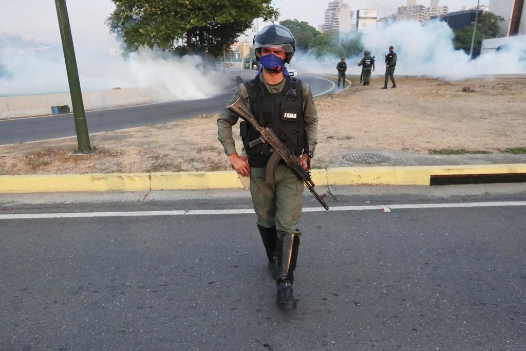 Lanzan bombas lacrimógenas contra Guaidó