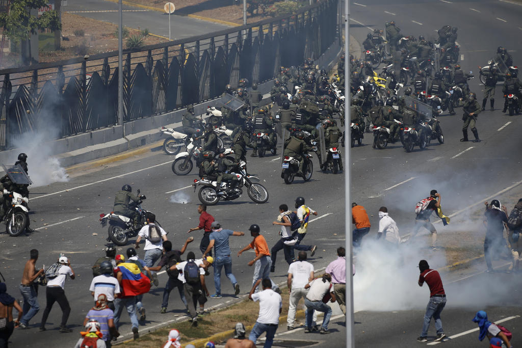Opositores y militares pro-Maduro se enfrentan cerca de base de fuerza aérea