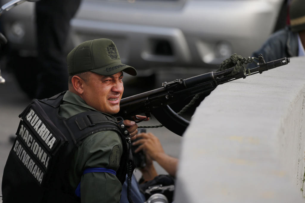Asegura Rusia que militares venezolanos siguen del lado de Maduro