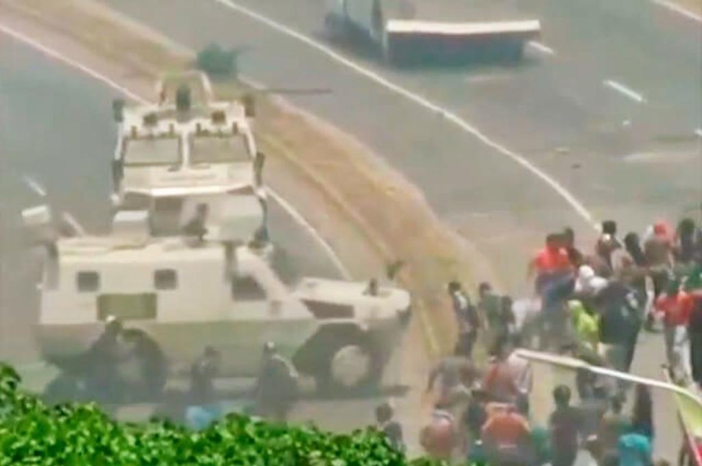 Tanque militar arrolla a manifestantes en Venezuela