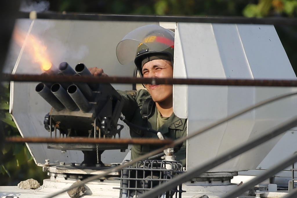 Gobierno amenaza con usar las armas ante 'golpe' en Venezuela