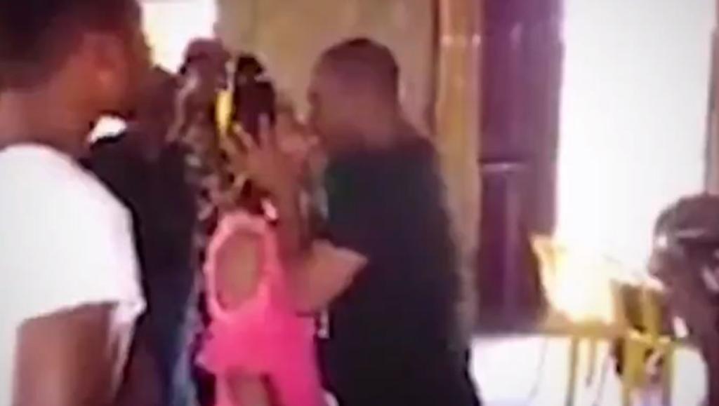 Pastor besa a una joven para 'exorcizarla'