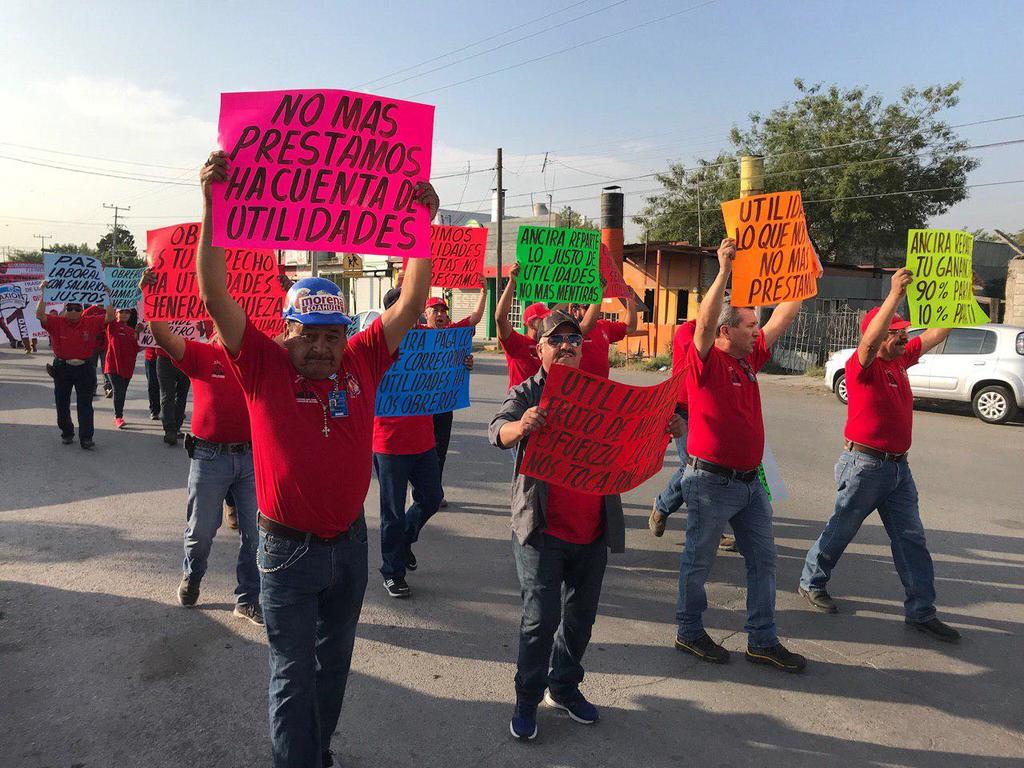 Desfilan napistas en apoyo a obreros de Teksid