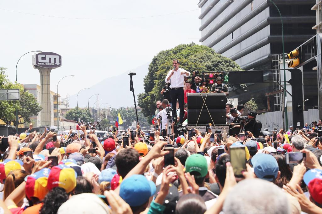 Reaparece Guaidó en manifestación opositora en Caracas