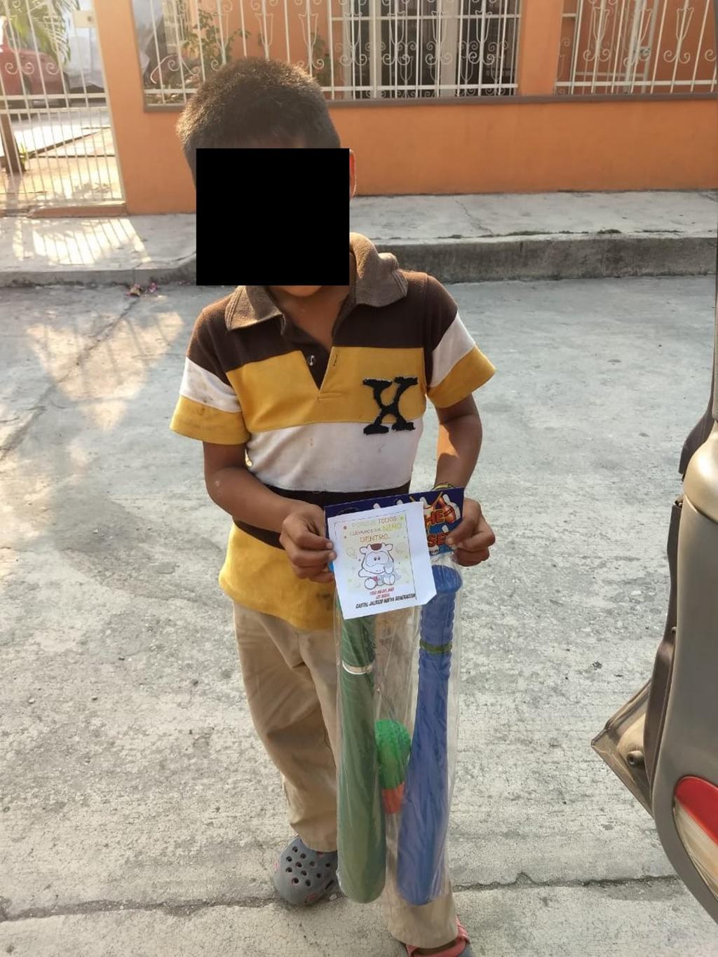 Presuntos miembros de cártel regalan juguetes en Veracruz