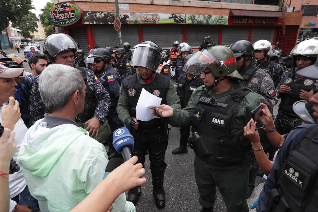 Pocos venzolanos protestan frente a cuarteles tras llamado de Guaidó