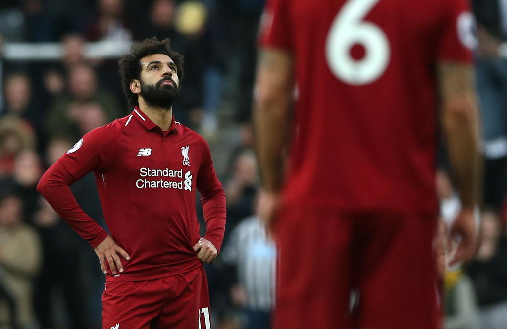 Salah abandona partido por golpe en la cabeza
