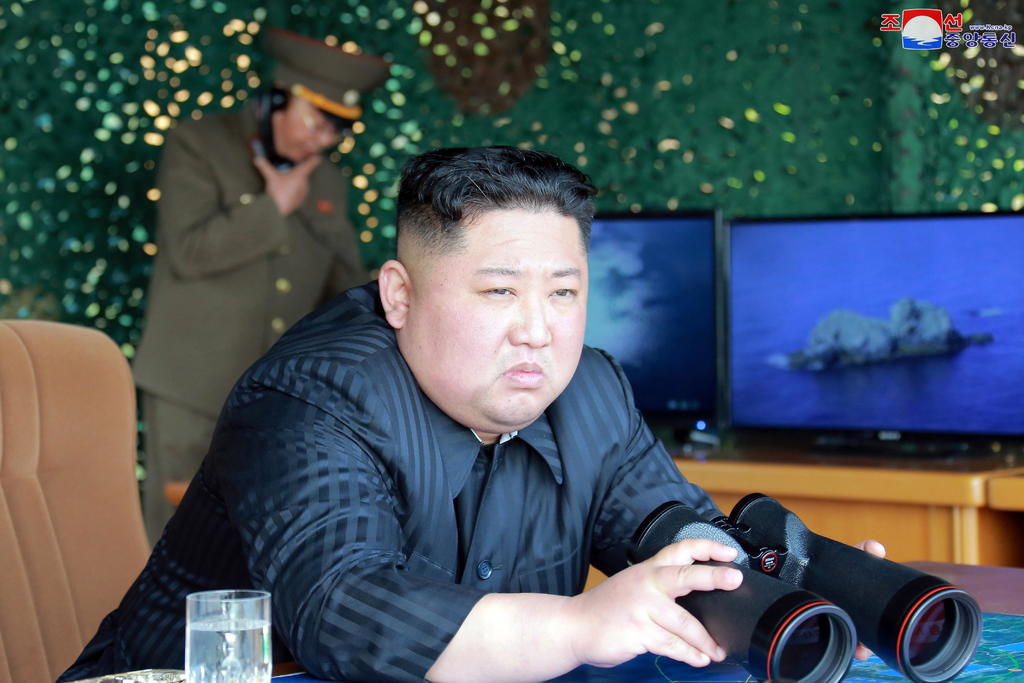 Kim Jong-un supervisa simulacro de ataque con nuevas armas