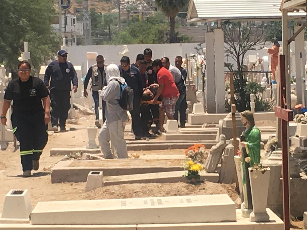Mujer de la tercera edad cae en tumba en panteón de Torreón