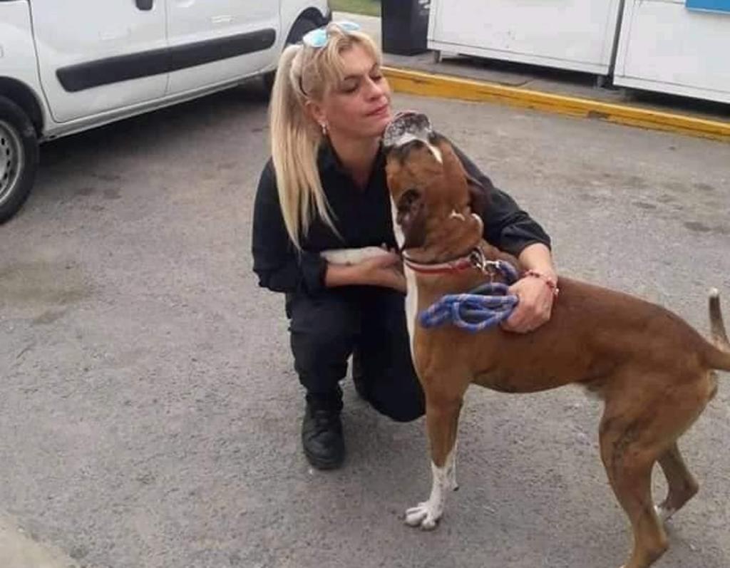 Policía reprende a mujer que maltrataba a su perro