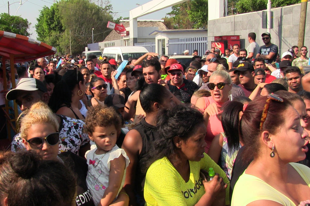 Cientos de cubanos esperan en México para pedir asilo