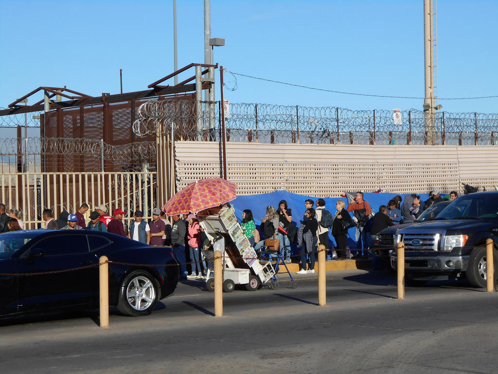 Migrantes colapsan ciudades fronterizas de EUA y son llevados a Colorado