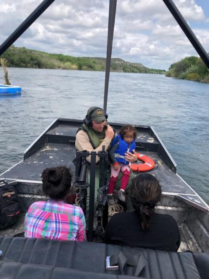 Patrulla Fronteriza de EU rescata a familia del río Bravo