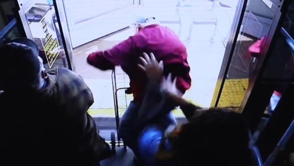 Mujer avienta a anciano de autobús y le provoca la muerte