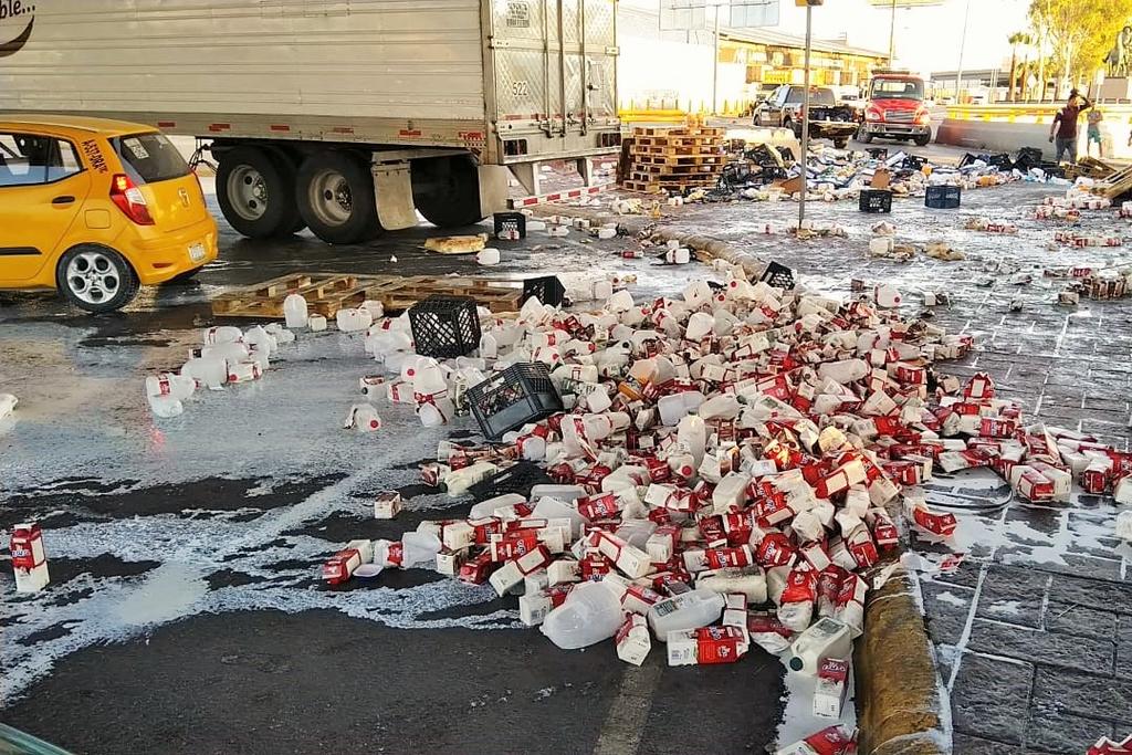 Vuelca tráiler con lácteos en Torreón; ciudadanos realizan rapiña