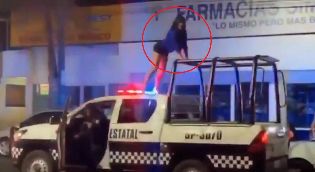VIRAL: Mujer trepa y baila sobre una patrulla en Veracruz