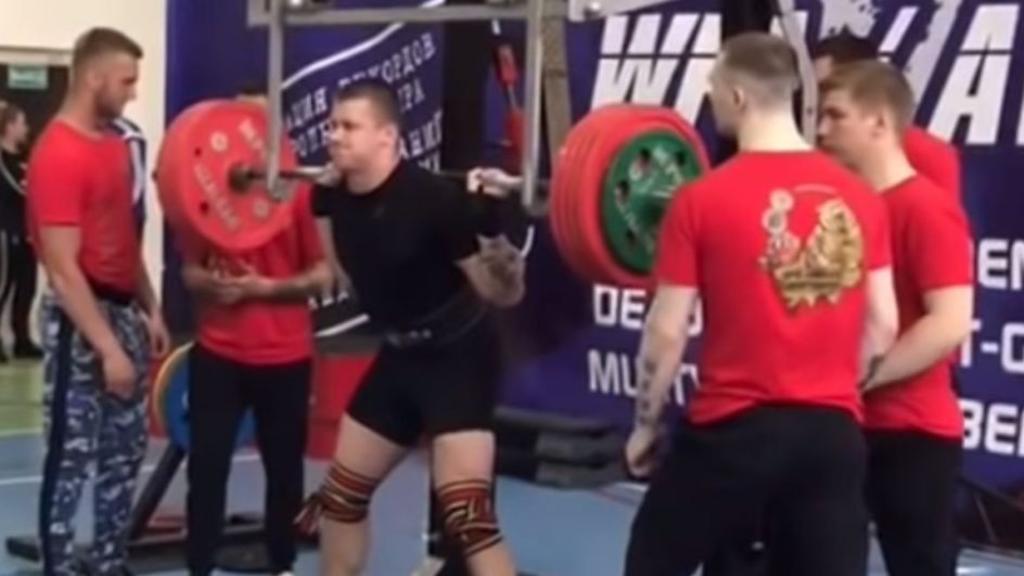 Deportista ruso sufre terrible fractura al levantar pesas