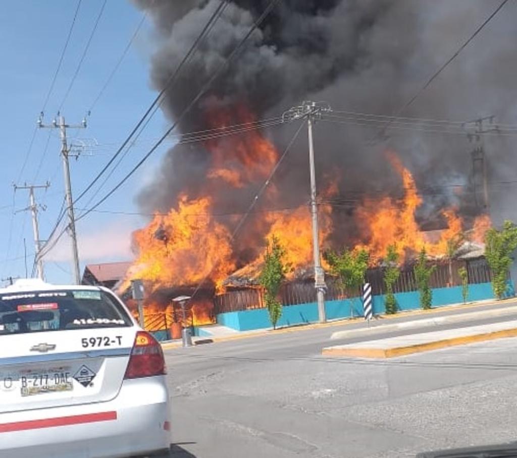 Se incendia restaurante de mariscos en Saltillo