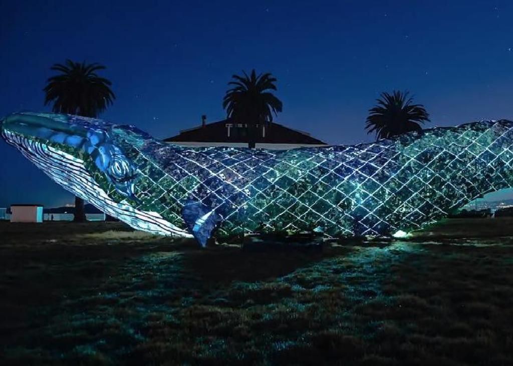 Escultura de ballena a tamaño real hecha con plástico reciclado