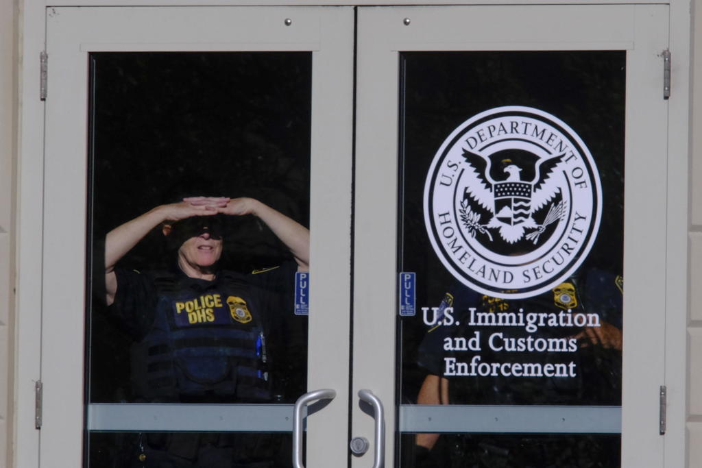 Someten a miles de inmigrantes a confinamiento solitario en EUA