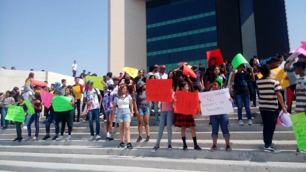 Estudiantes se manifiestan en presidencia de Torreón para exigir pago de becas