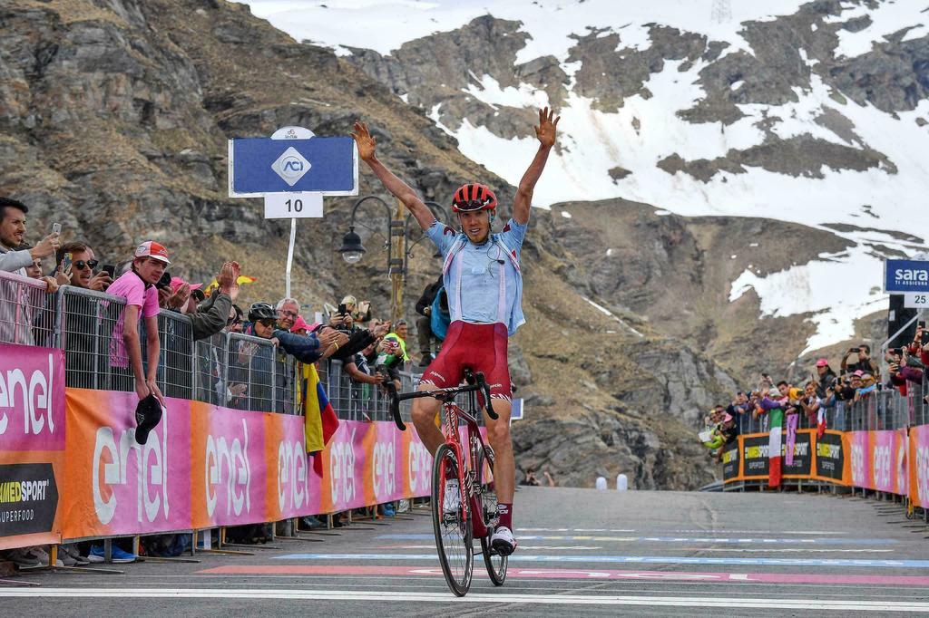 Zakarin gana primera etapa de montaña en el Giro