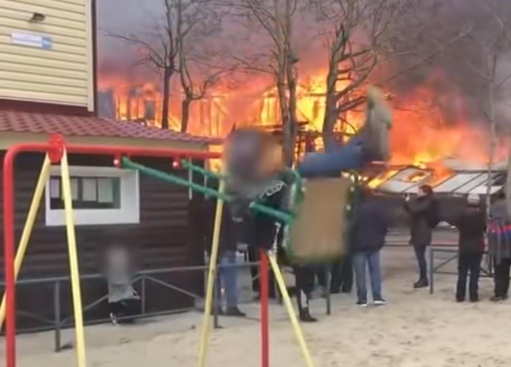 El niño en un columpio frente a un incendio se hace viral