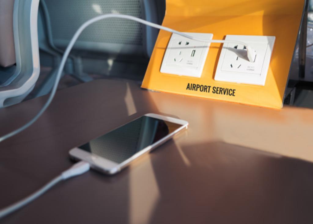 Recomiendan no cargar dispositivos electrónicos en entradas USB de aeropuertos