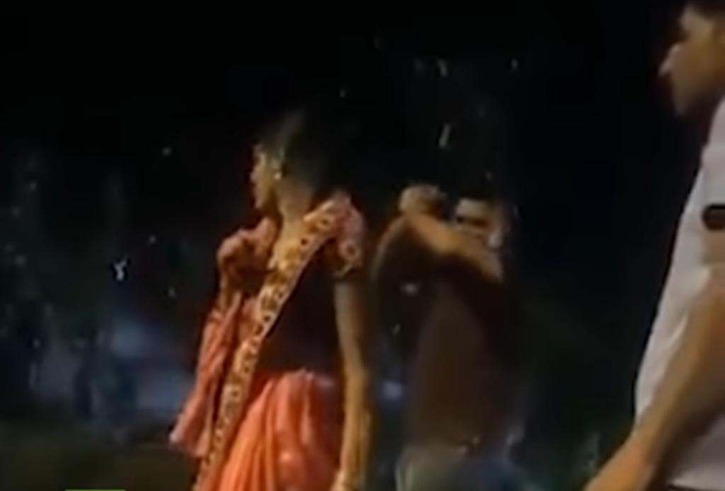 Comparten video de policías agrediendo a una mujer en la India