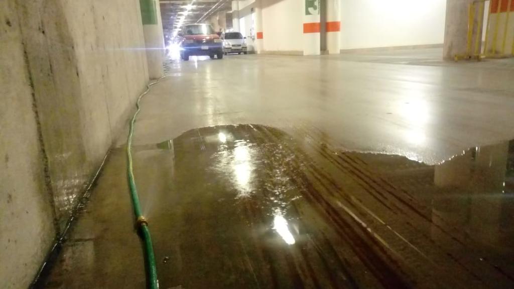 Mientras tanto, se tira agua en estacionamiento
