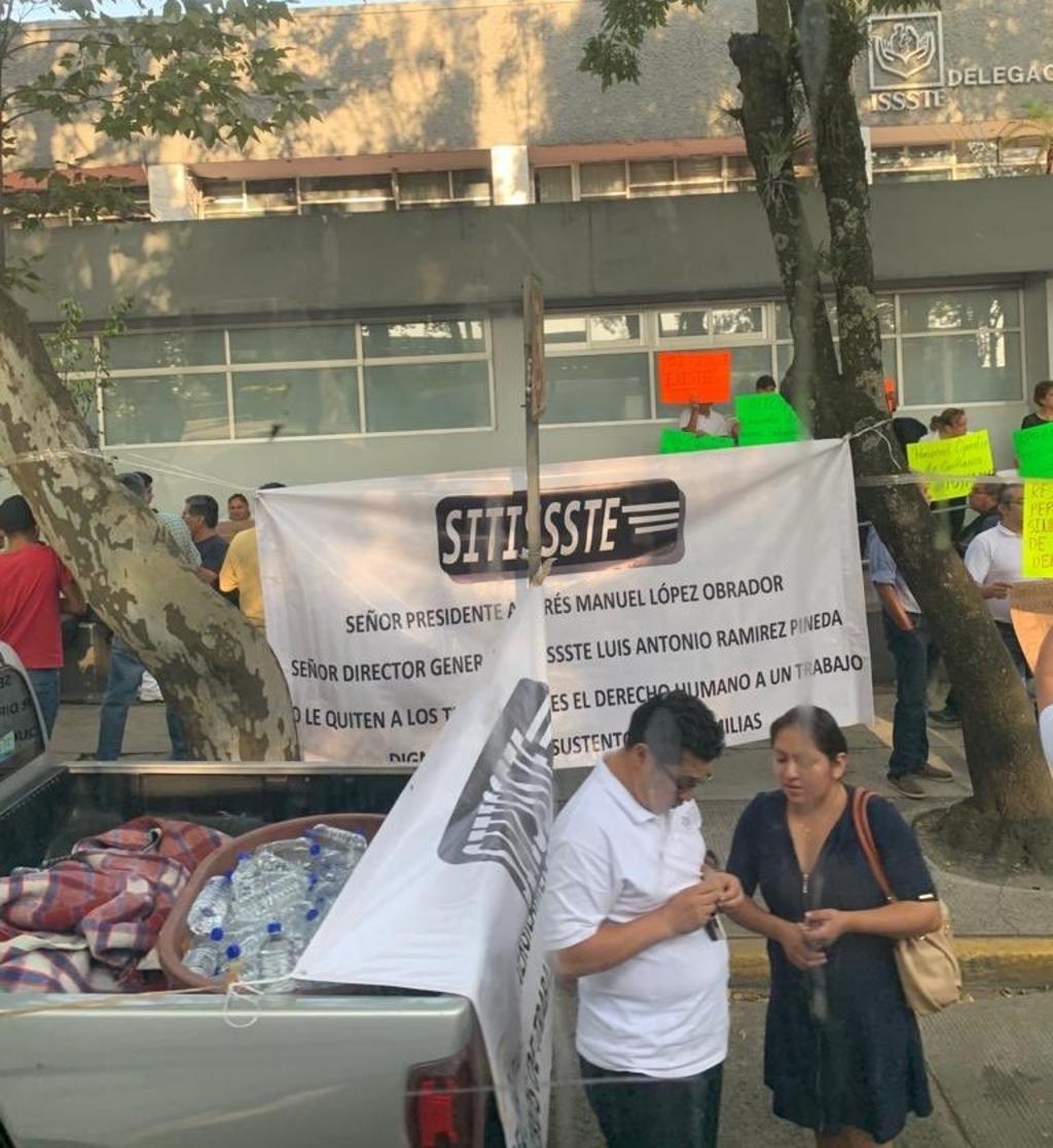 Trabajadores reclaman despidos en ISSSTE Veracruz
