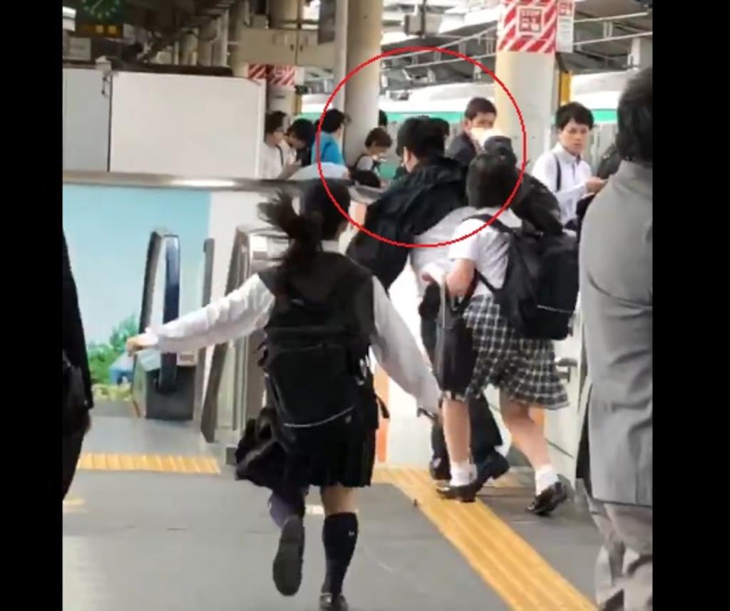 Chicas persiguen a supuesto acosador en estación de trenes de Japón