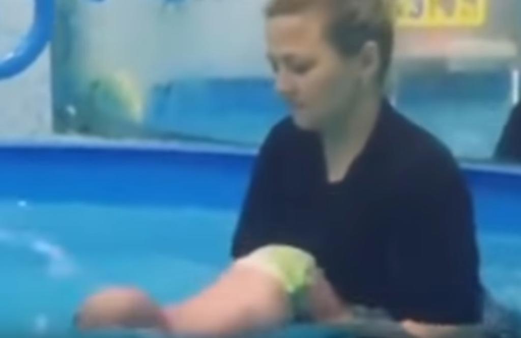 Entrenadora de natación acusada de 'ahogar' bebés durante practicas