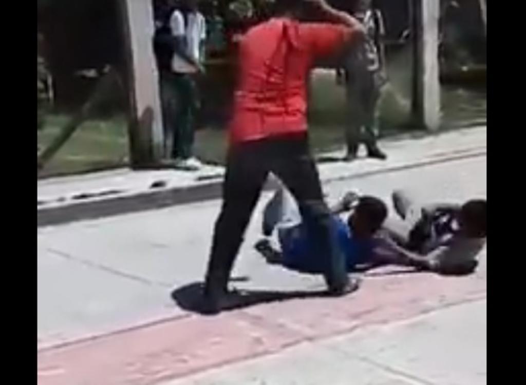 VIRAL: Profesor detiene pelea de dos jóvenes a 'cinturonazos'