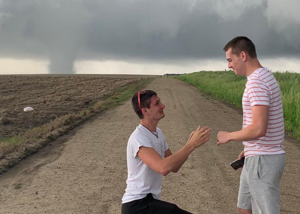 Cazador de tornados aprovecha y pide matrimonio