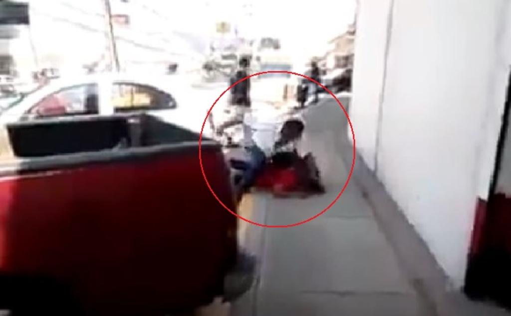 VIRAL: Propina fuerte golpiza a sujeto que pateó a perro de la calle